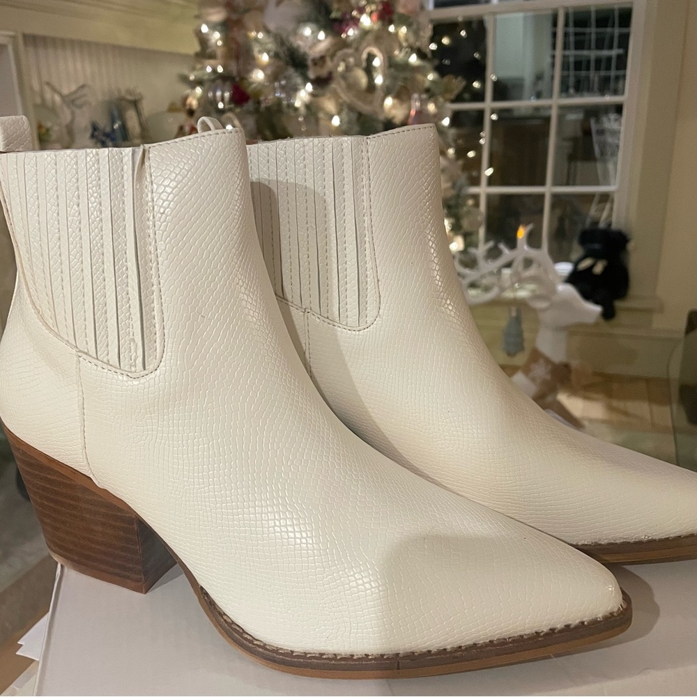 A Rider Girl White Embossed Women’s Cowboy Boots